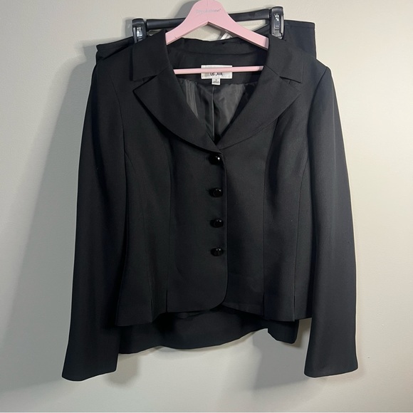 Le Suit Jackets & Blazers - Le Suit 2 Piece Black Suit with Skirt Size 16